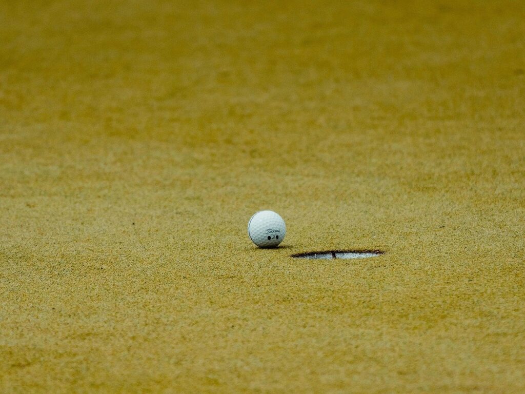 g69a9e0fe1f7a018f0f21246688c07effc47263181f030acdb826fc6b9afe6a20d618d632a38a8a2735d36c309b252b5613ed351fca1769b9c92d2ac733effdd5 1280 9597898 golf, sport, nature, green, grass, golfer, ball